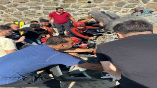 İstinat duvarına çarpan araçta sıkışan 2 kişi kurtarıldı