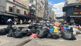 İzmir Büyükşehir Belediyesindeki grev nedeniyle çöpler sokaklara taştı