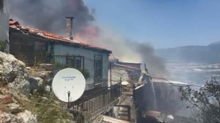 İzmirde bahçede çıkan yangın eve ve depoya sıçradı