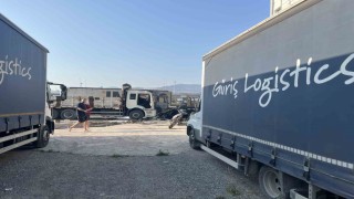 İzmirde boş arazide çıkan yangın mahalleye sıçradı