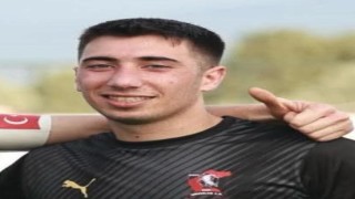 İzmirde direğe çarpan sürücü yaşamını yitirdi