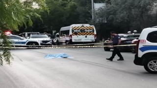 İzmirde korkunç olay: Yola yatan kadının üzerinden 2 araba geçti