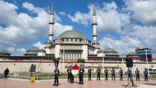 Jandarma Genel Komutanlığının 186ncı yıldönümünde Taksim Cumhuriyet Anıtına çelenk bırakıldı