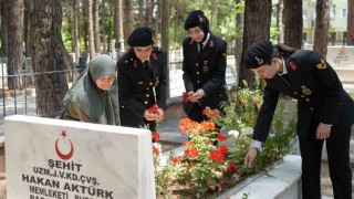 Jandarma Teşkilatının 186. kuruluş yıl dönümünde şehit mezarlarına karanfil bırakıldı