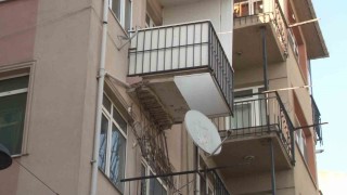 Kadıköyde bir binanın 3. katındaki balkon çöktü