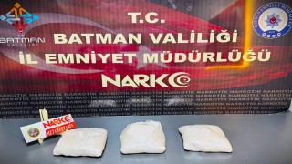 Kadın yolcunun valizinden 3 kilo uyuşturucu çıktı