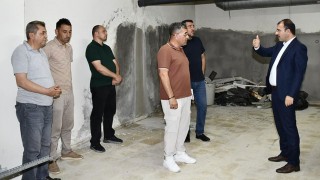 Kadirli Kaymakamı Dolu, Tadilatı Süren Yüzme Havuzunda İncelemelerde Bulundu