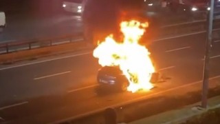 Kağıthanede bariyere çarpan otomobil alev aldı, o anlar kameralara yansıdı