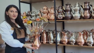 Kahramanmaraş’ta Tek Kadın Bakır Ustası Geleneksel Sanatları Yaşatıyor