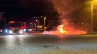 Kahramanmaraşta yanan otomobil hurdaya döndü