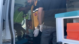 Kamyonet, polis aracına çarptı: 2 polis yaralandı