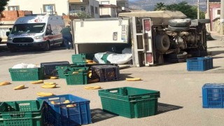 Kamyonetler çarpıştı, sürücülerden biri yaralandı