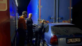 Kamyonun altına giren otomobilde can pazarı: 1 ölü, 1 ağır yaralı