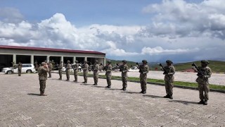 Kara Kuvvetleri Komutanı Bayraktaroğlu, Iğdırdaki Mehmetçikle bayramlaştı
