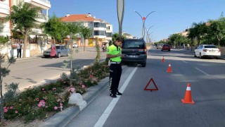 Karamanda direğe çarpan hafif ticari aracın sürücüsü yaralandı
