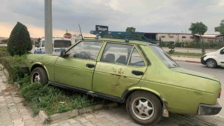 Karamanda direğe çarpan otomobilin sürücüsü kazayı yara almadan atlattı