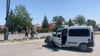 Karamanda hafif ticari araç aydınlatma direğine çarptı: 1 yaralı