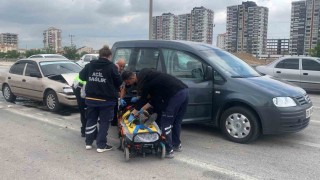 Karamanda ışıkta bekleyen hafif ticari araca otomobil arkadan çarptı: 1 yaralı