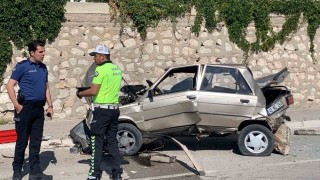 Karamanda önce solladığı kamyonete sonra da aydınlatma direğine çarpan aracın sürücüsü yaralandı