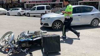 Karamanda otomobille çarpışan motokurye yaralandı