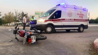Karamanda otomobille çarpışan motosiklet sürücüsü yaralandı