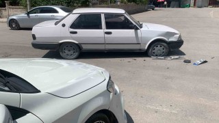 Karamanda otomobiller çarpıştı: 4 yaşındaki çocuk yaralandı