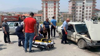 Karamanda otomobillerin çarpıştığı kaza kamerada: 2 yaralı