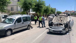 Karamanda park halindeki araca çarpan otomobil ters döndü: 2 yaralı