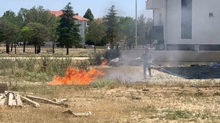 Karamanda tutuşan inşaat atıkları büyümeden söndürüldü