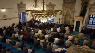 Karapınarda bayram namazında vatandaşlar camilere akın etti