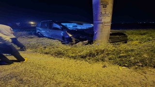 Karapınarda otomobil beton direğe çarptı: 5 yaralı