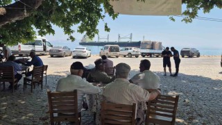 Karaya oturan gemiyi köy kahvesinden izliyorlar