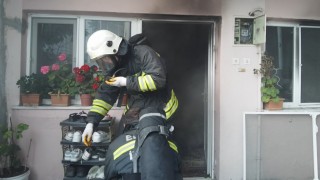 Kardeşinin evi yanan yaşlı kadını, itfaiye eri sarılarak teselli etti