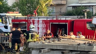 Kargaların demiryolu hattında elektrik kablolarına teması yangın çıkarttı