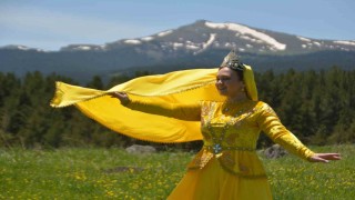 Karsta çiçekler arasında Kafkas Dansı, görenleri mest etti