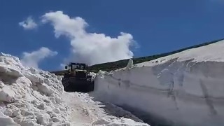 Karsta, haziran ayının ortasında karla mücadele