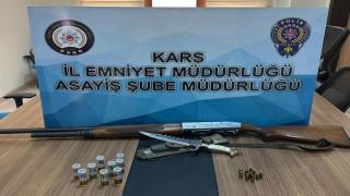 Karsta silah, tüfek ve mühimmat ele geçirildi