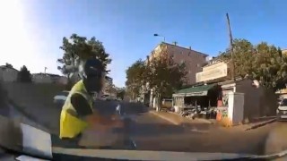 Kartalda otomobille çarpışan motosikletli havaya savruldu