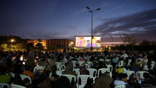 Kartepede açık hava sinema keyfi başladı