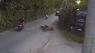 Kasksız sürüş canına mal oluyordu: O anlar kamerada