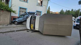 Kastamonuda kamyonet park halindeki otomobile çarptı: 1 yaralı