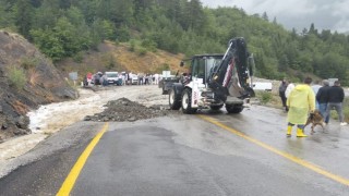 Kastamonuda kuvvetli sağanak karayolunu ulaşıma kapattı