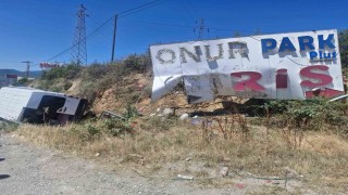 Kastamonuda reklam tabelasına çarpan minibüs su kanalına devrildi: 3 yaralı