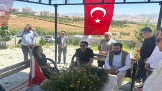 Kaymakam Dilekliden duygusal veda: Şehit Yusuf Ataşın mezarı başında helallik aldı