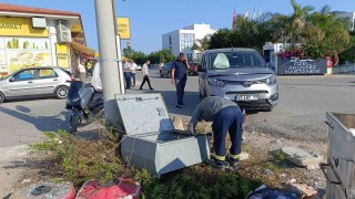 Kaza yapan araçlar elektrik panosu devirdi