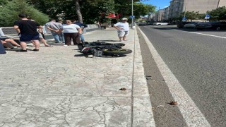 Kaza yapan motosiklet sürücüsünü kask korudu