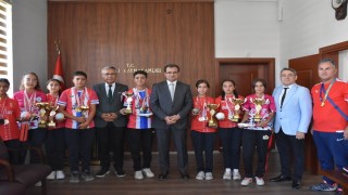 Kazandıkları kupa ve madalyaları, Salihli Kaymakamı Güldoğana götürdüler