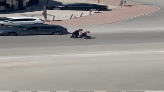 Kendisine şiddet uygulayan eşini savunan kadına vatandaşlardan tepki