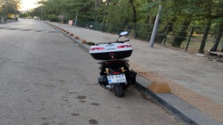 Keşanda sokak köpeklerinden kaçmaya çalışırken devrilen motosikletin sürücüsü yaralandı