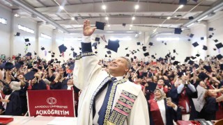 Kimi 63 yaşında üniversite mezunu oldu kimi de profesör olmasına rağmen bölüm bitirdi